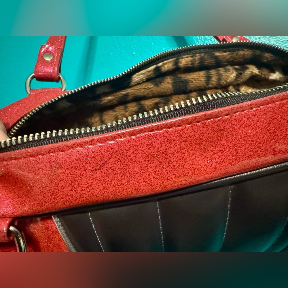 Trophy Queen pink & black Roadster purse - Picture 4 of 6